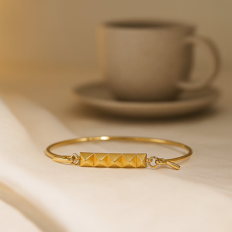 Bangle with pyramid top