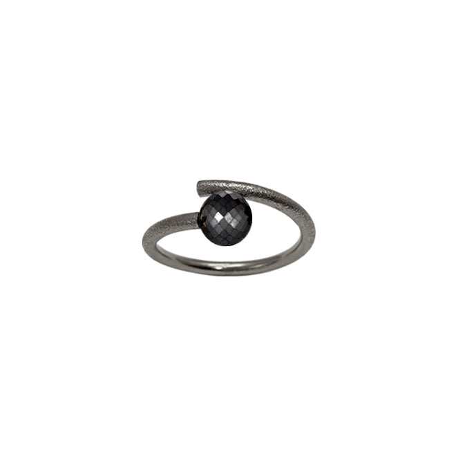 Ring mit schwarzem Diamant