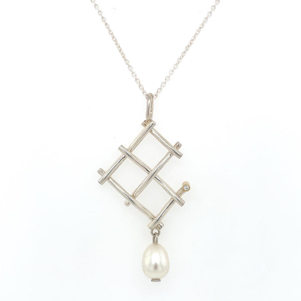 Pendant with diamond and pearl