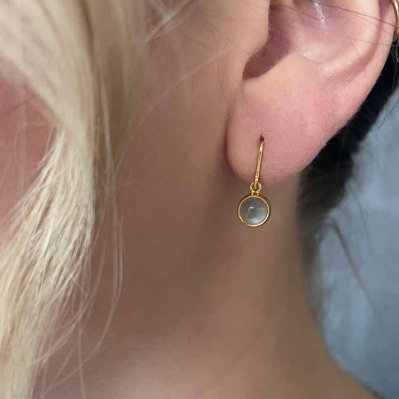Koulè earring with peach moonstone