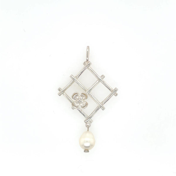 Pendant with flower and pearl