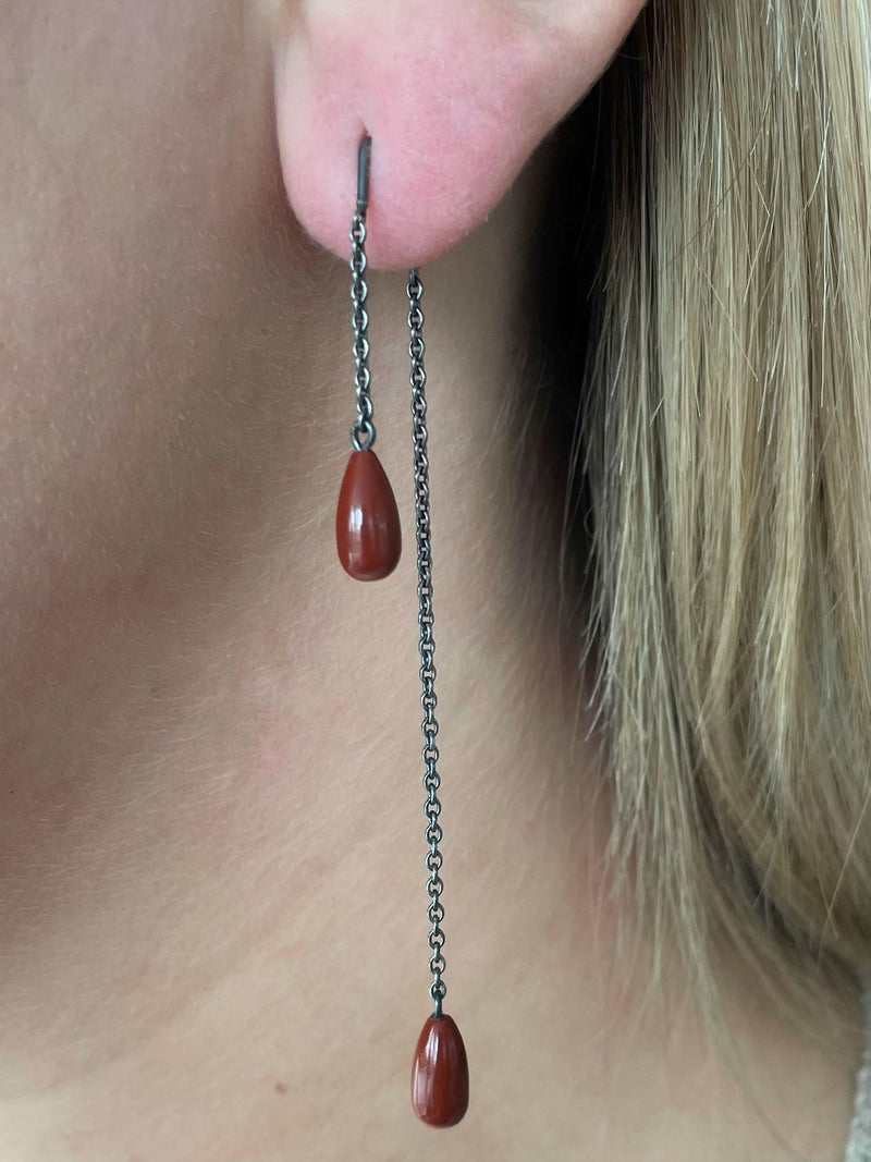 Stonedrops øreringe med rød jaspis