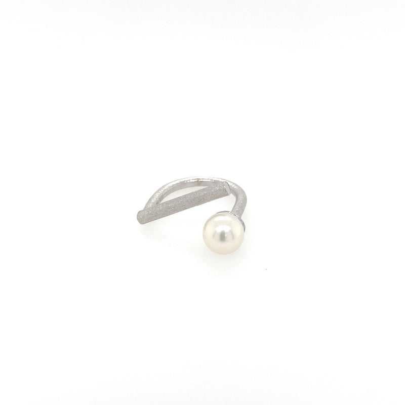 Simplicity ring with pearl