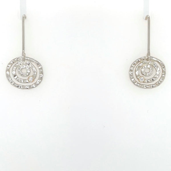 Circle earring with diamond