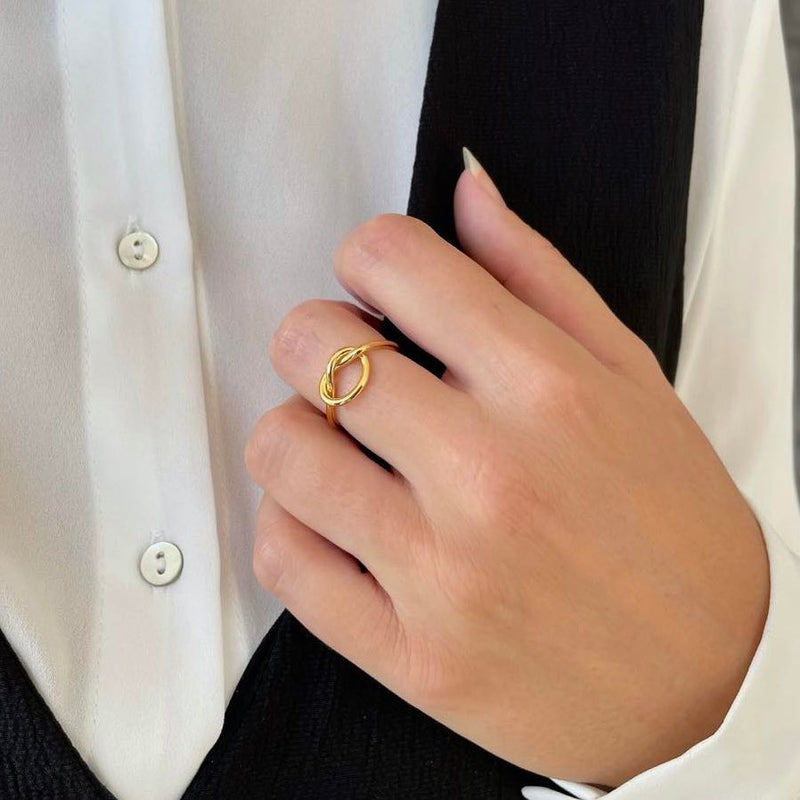 Ring with knot