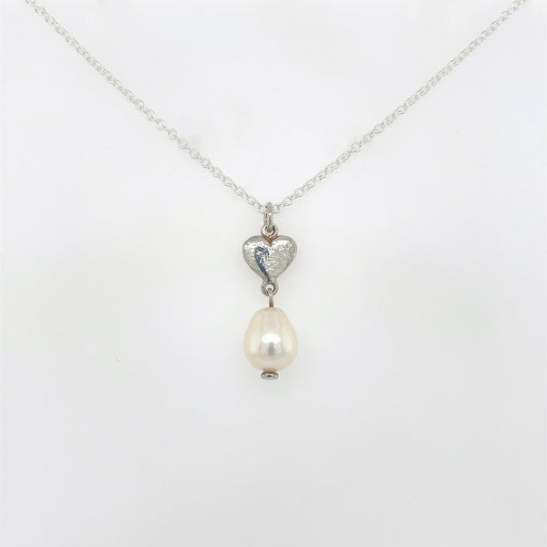 Pendant with heart and pearl