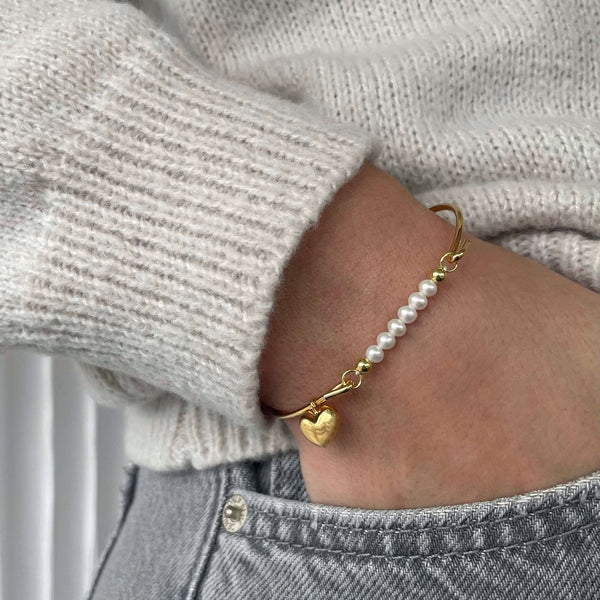 Armring med perle top og hjerte charm