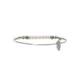 Multi armring med perletop og mini fjer charm i sølv