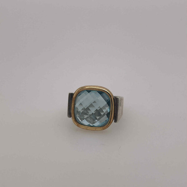 Ring with sky blue topaz