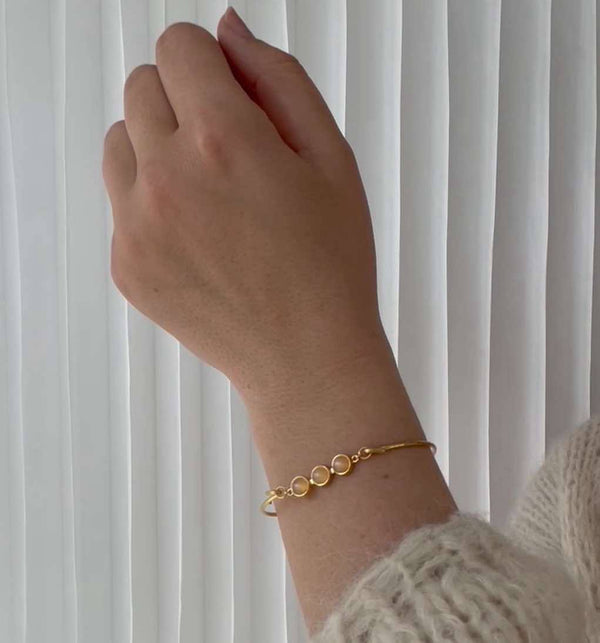 Bangle with peach moonstone Koulè top