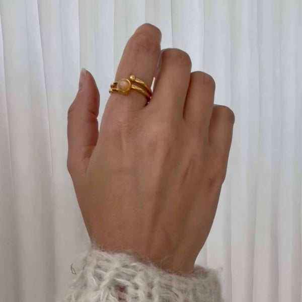 LOOP ring with grey moonstone