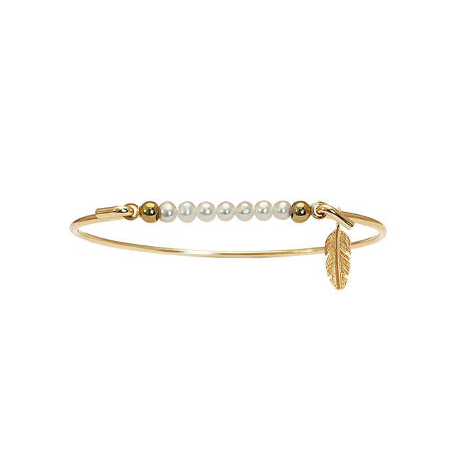 Multi armring med perletop og mini fjer charm i sølv