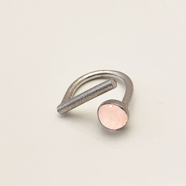 Simplicity ring with rosequartz