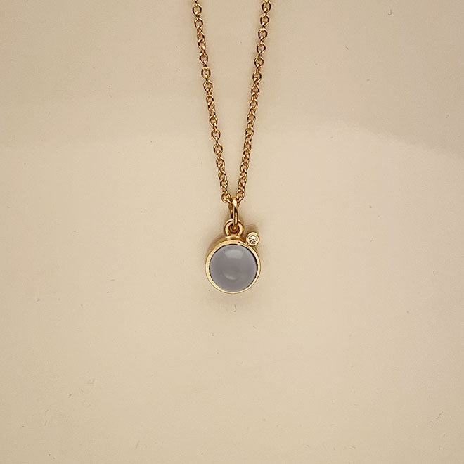 Pendant in gold with moonstone and diamond