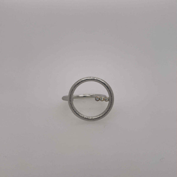 Angle ring with diamonds