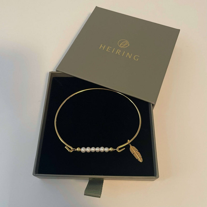 Armring med perletop og mini fjer charm