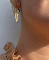 Feather earhook with small feather