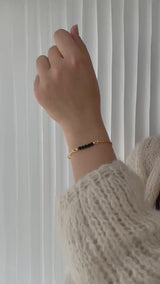 Armring med sort agat top