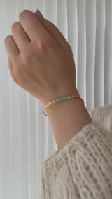 Armring med akvamarin og mini shell charm