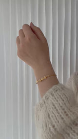 Bangle with peach moonstone Koulè top